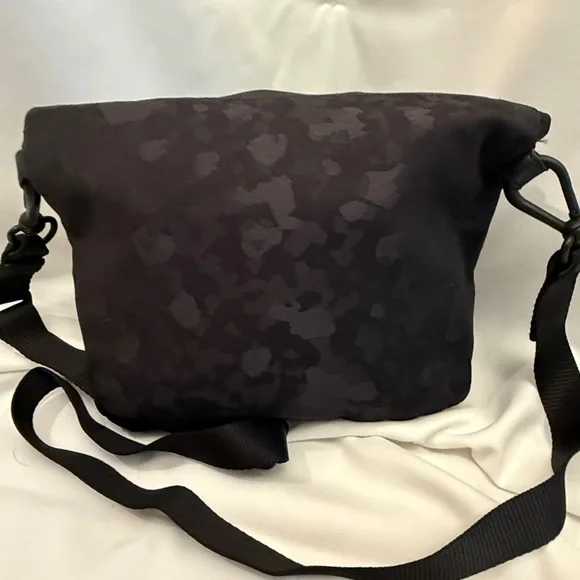 Lululemon All Night Festival Bag Black/grey camo 5L Crossbody Bag - Picture 5 of 6